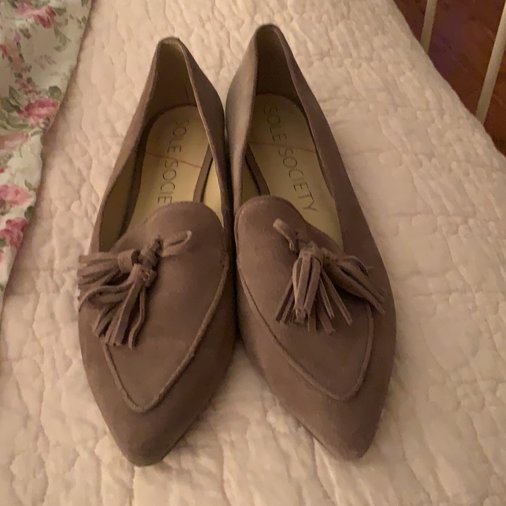 Beautiful olive green suede flats. Excellent quality